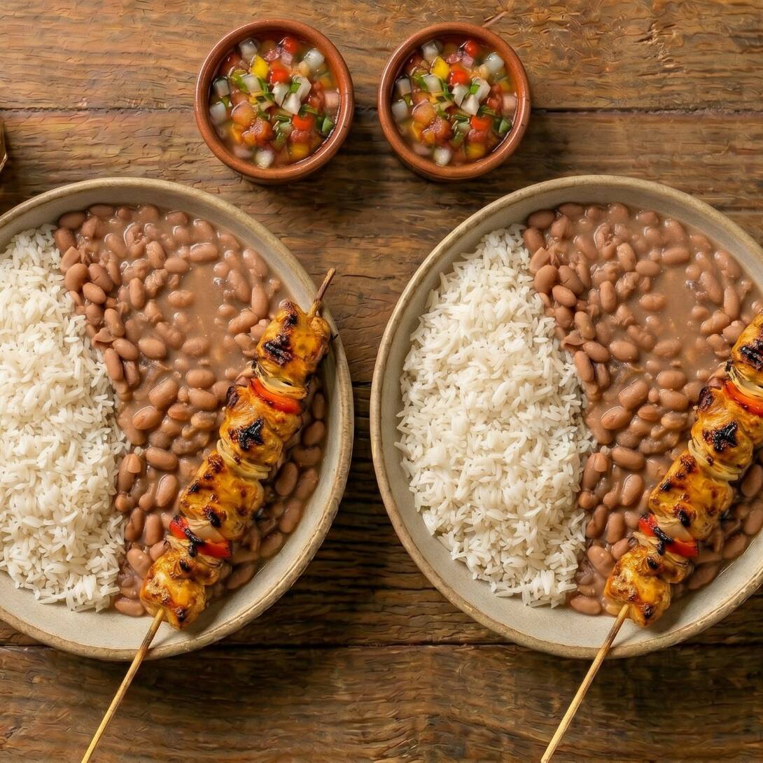 arroz, feijão, vinagrete, espetinho de frango.