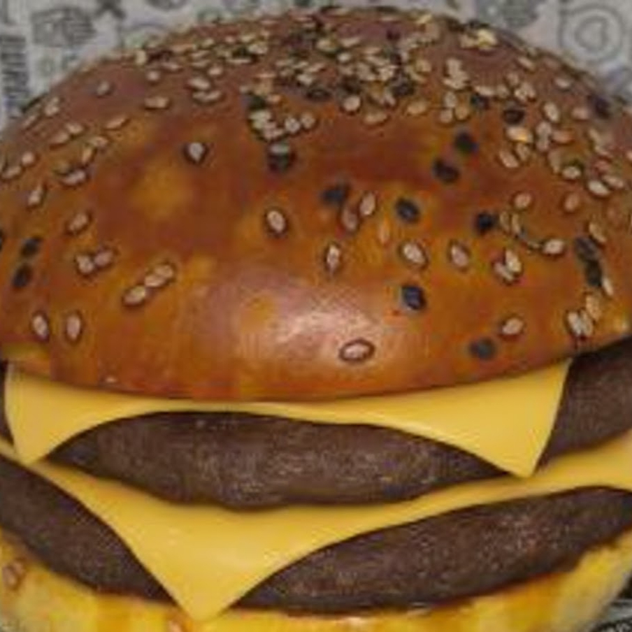 Pão brioche, 2 blends 130g cada, queijo cheddar ou prato, picles e cebola roxa