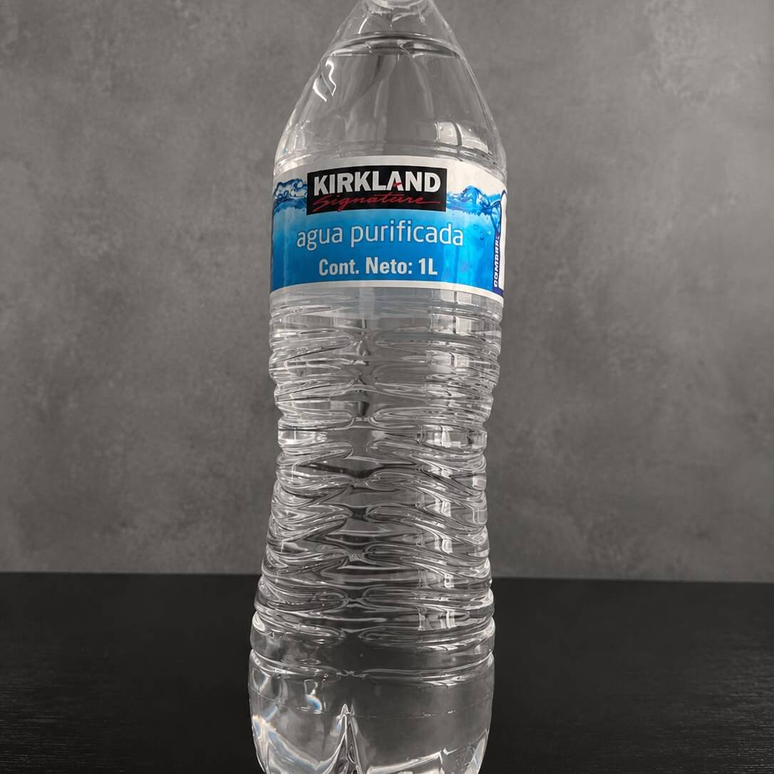 Botella con agua 1L