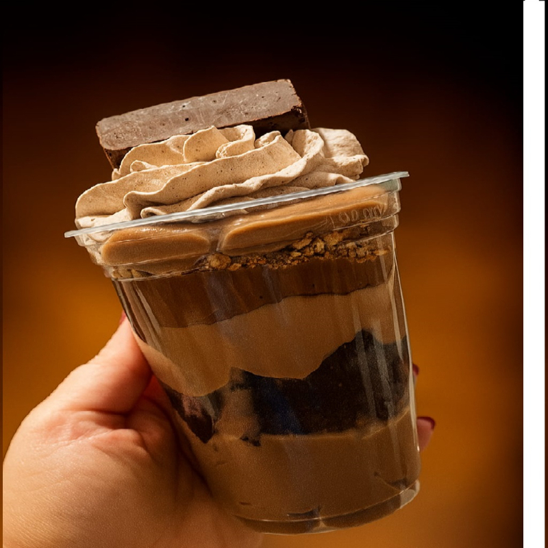 Delicioso creme de chocolate, brownie, Bis, creme de avelã, praline de amendoim e chantininho