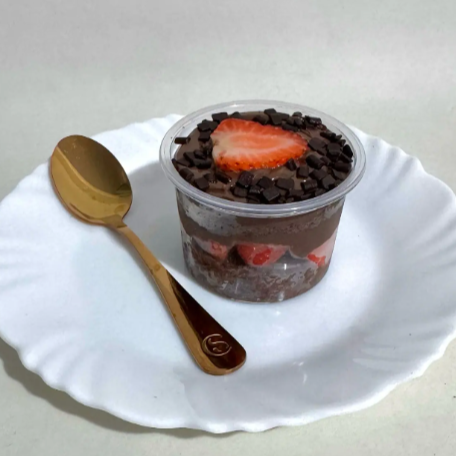 Massa de chocolate, recheado com o brigadeiro cremoso de chocolate com morangos