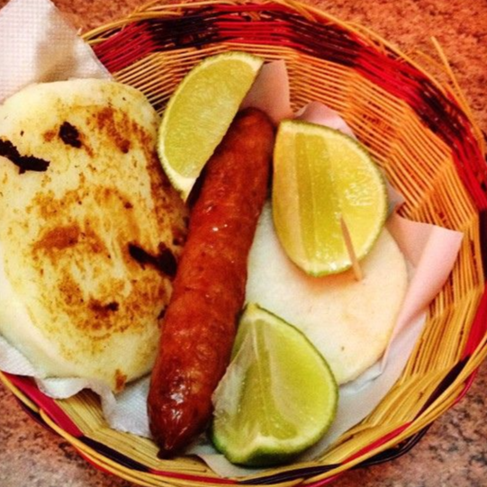 Chorizo con Arepa