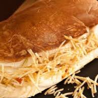 acompanha 2 salsichas, purê de batata, cheddar, catupiry, milho, vinagrete ( tomate e cebola) maionese, ketchup, queijo mussarela e batata palha