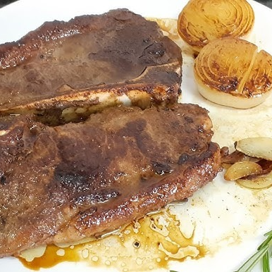 Contra filé simples - acompanha fritas, farinha e verdura.
