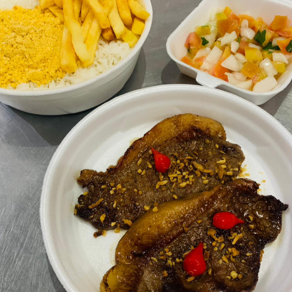 Acompanha arroz, feijão, batata frita,farofa, vinagrete