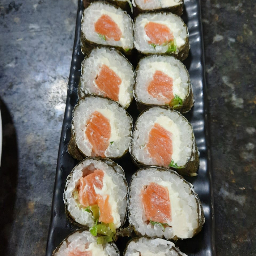 Nori, arroz japonês, cream cheese, salmão e cebolinha