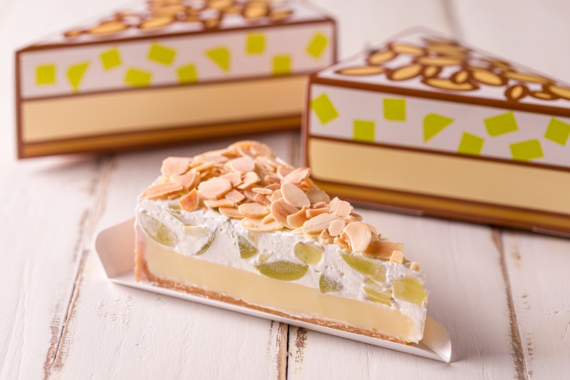 Uma sobremesa leve e sofisticada! A Uvoffee traz uma base de bolacha ao leite, coberta com uma camada de leite condensado cremoso, uvas verdes frescas, sem semente, misturadas em nosso chantily suave, finalizada com a crocâncias das amêndoas tostadas.
Uma torta extremamente equilibrada para quem busca doçura e frescor.
Aproximadamente 190 gramas