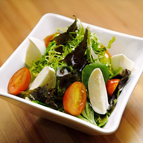 Mix de folhas, vegetais do dla, tomate cereja e broto de aifafa, molho do dia