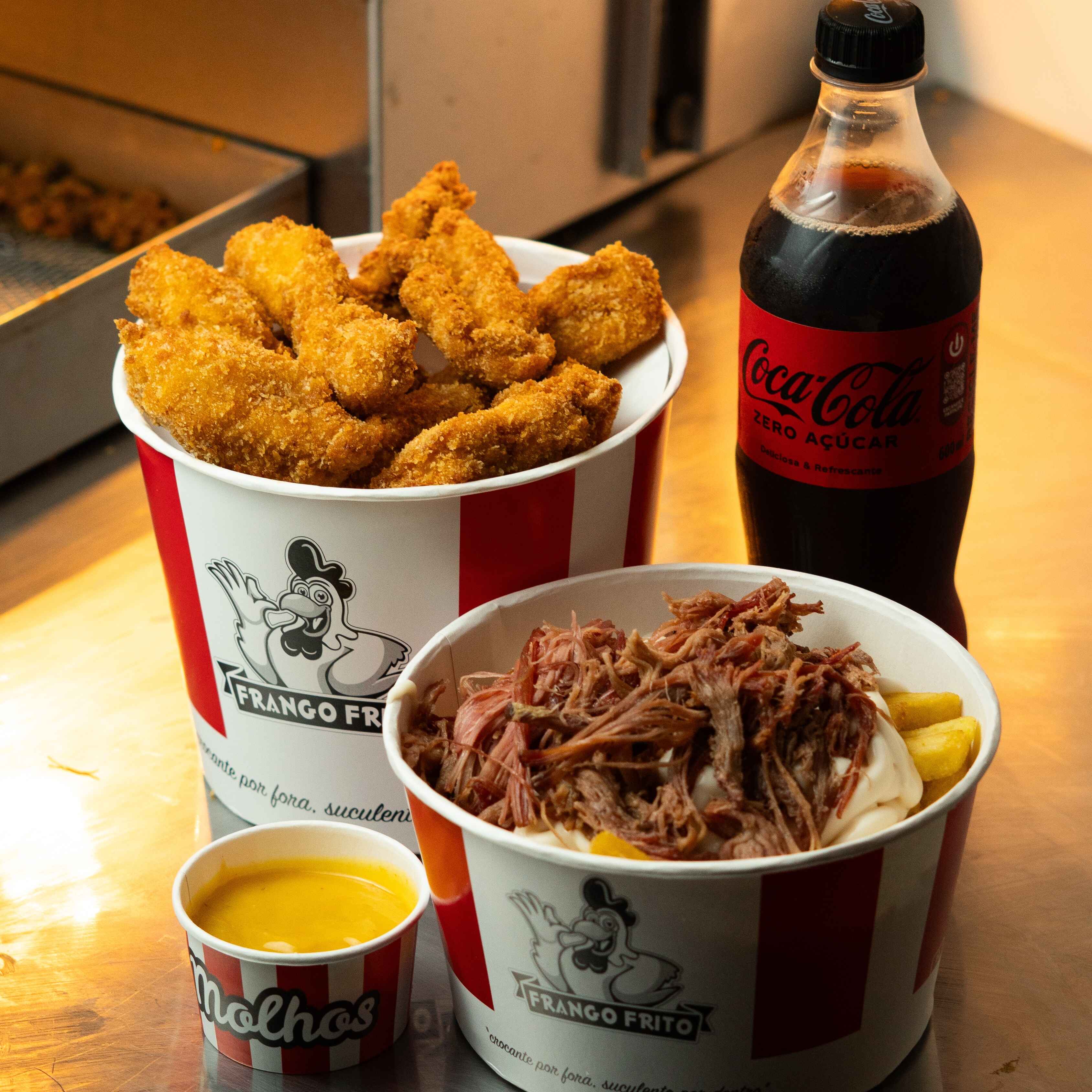 Balde de frango de 900g empanado na farinha Panko + Batata 400g C/Costela