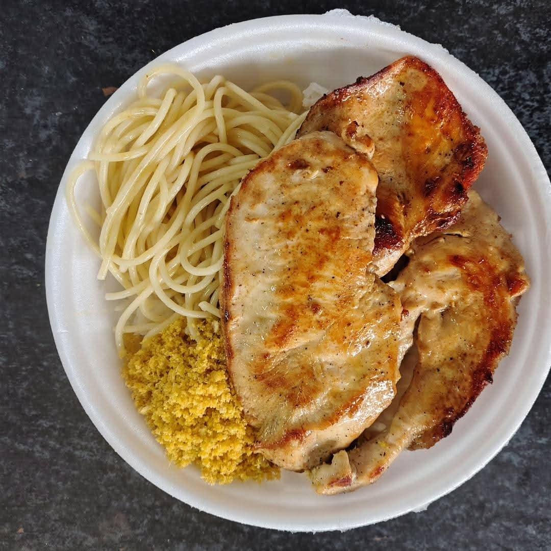 Feijão, arroz, macarrão, farofa e salada verde.
