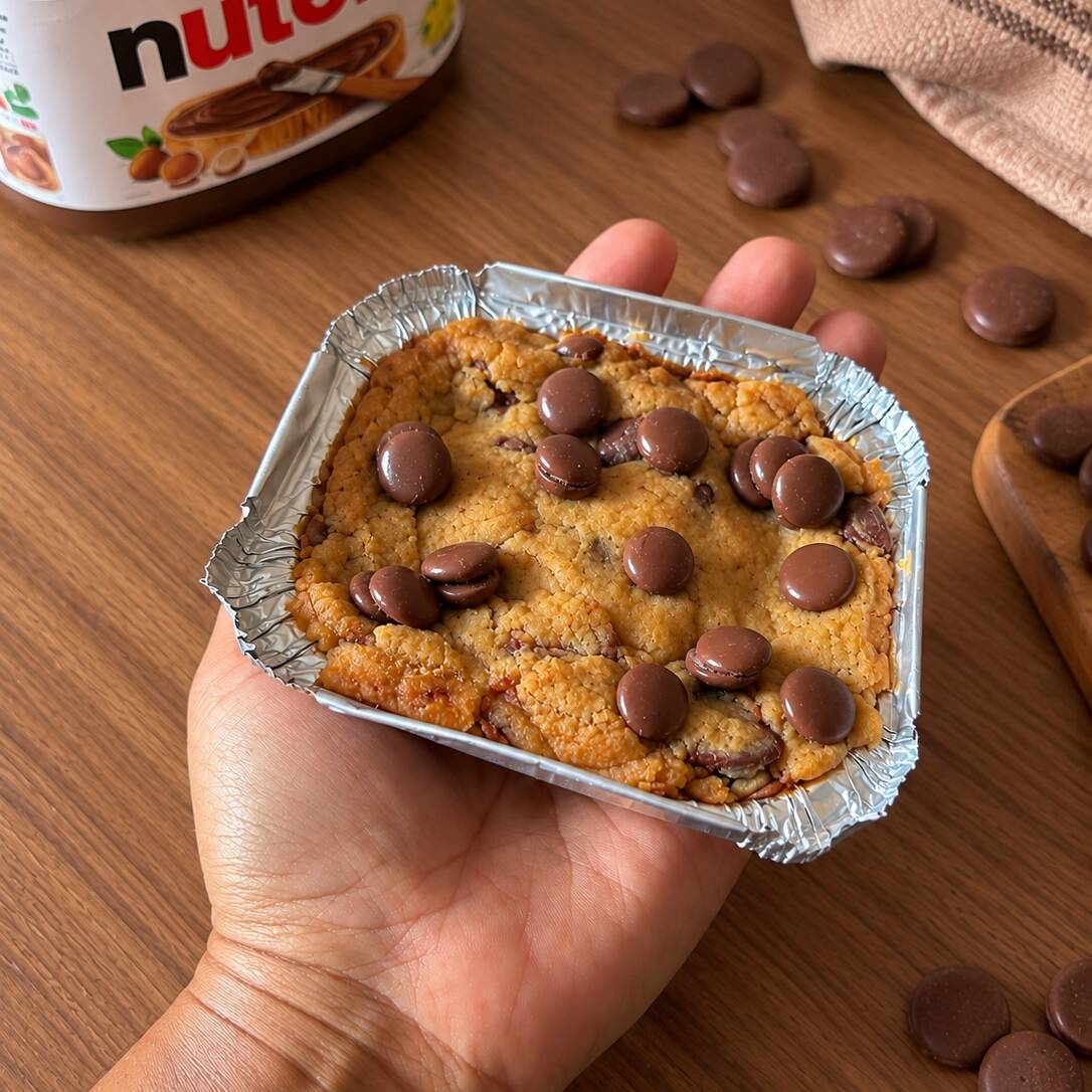 Massa tradicional de baunilha. Gotas de chocolate ao leite nobre . Recheio de Nutella. (Aprox 160g)