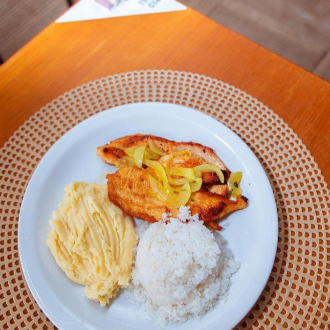 Filé de frango perfeitamente grelhado, servido com arroz macio e purê de batata cremoso. Uma refeição leve e deliciosa, ideal para qualquer ocasião