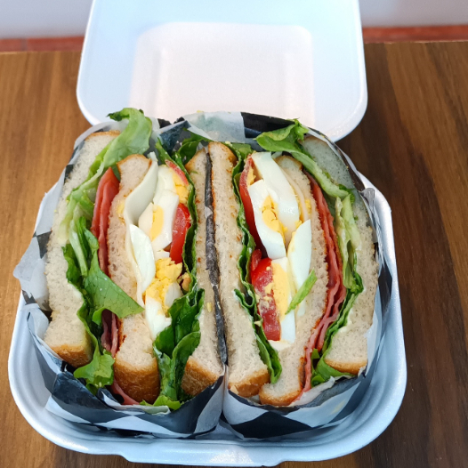 Sandwich de Huevo Cosido y Jamon