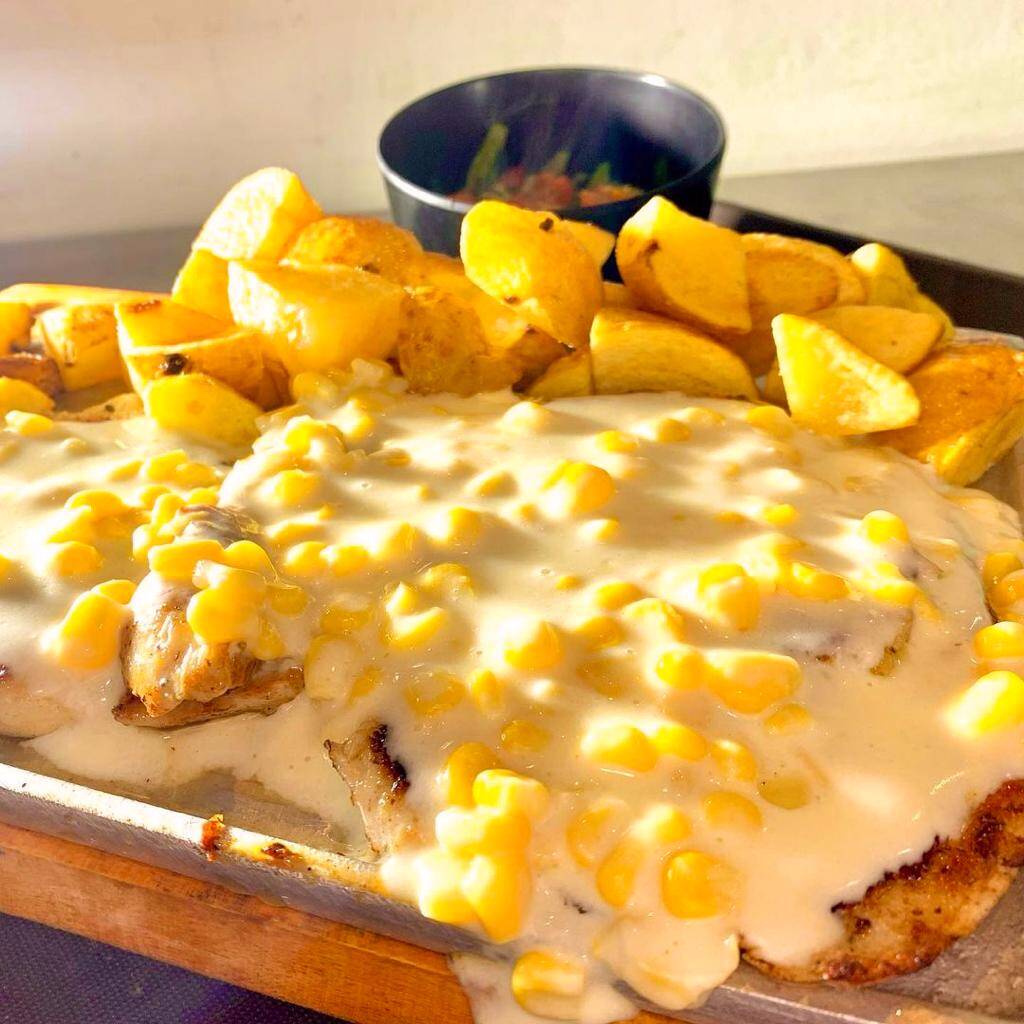 pechuga en fondue de mozzarella y maiz tierno