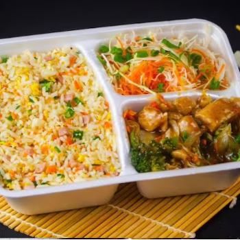 Delicie-se com nosso 'Frango com Legumes', um prato meticulosamente preparado, pertencente à categoria 'Yakissoba e Teppanyaki'. Aprecie o suculento peito de frango em cubos, combinado com uma seleção vibrante de legumes frescos que inclui brócolis, acelga, cenoura, repolho e couve-flor. Tudo isso regado ao nosso molho tradicional, realçando os sabores autênticos e proporcionando uma experiência culinária inesquecível. Além disso, o prato é generosamente acompanhado de um delicioso yakimeshi e uma refrescante salada goyoo. Um verdadeiro festival de sabor e nutrição em cada garfada