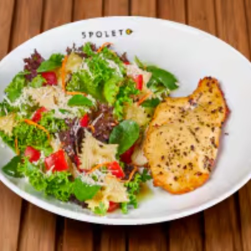 Nosso filé de frango temperado com vinho branco e ervas finas acompanhado de 90g mix de folhas frescas, 100g de massa farfalle, molho mostarda e mel, tomate em cubos, cenoura e queijo parmesão.