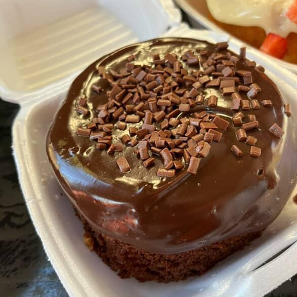 massa fofinha e umida de chcocolate, coberta de brigadeiro cremos de chocolate 50%