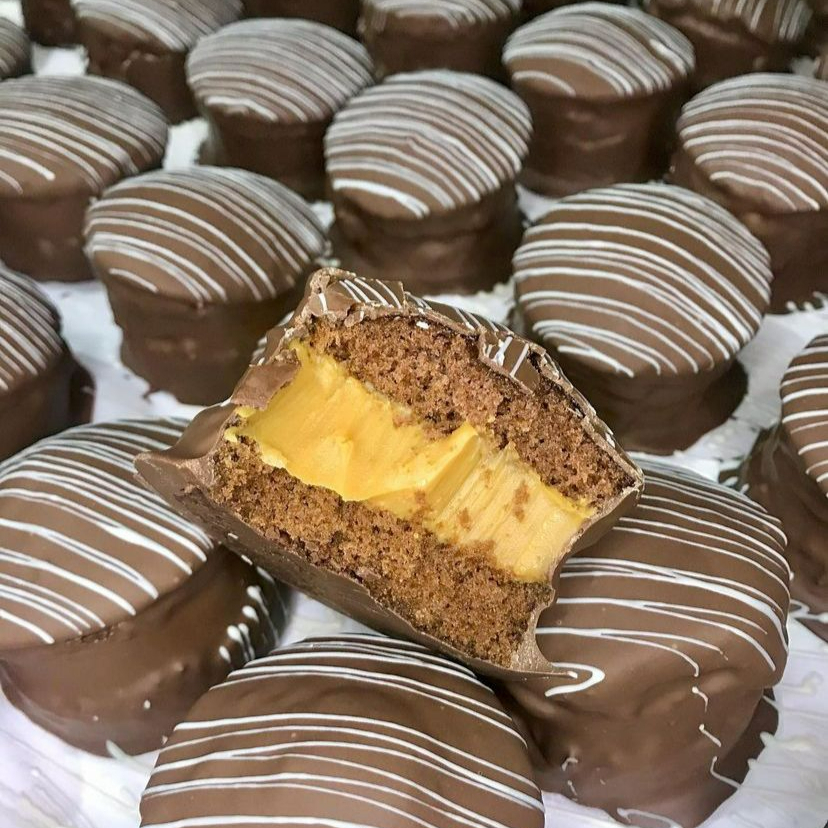 uma deliciosa massa de pao de mel recheado com doce de leite, banhado com chocolate ao leite.