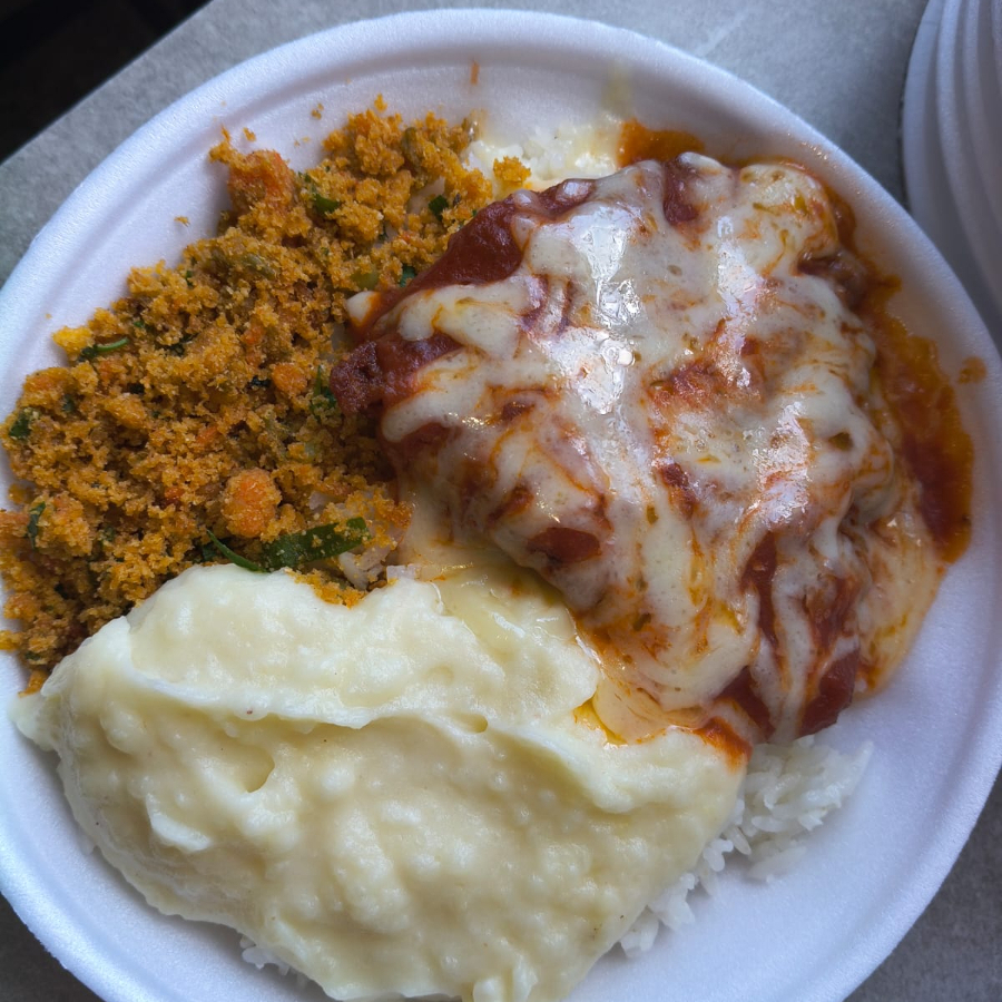 Arroz, Feijão, File de Frango à Parmegiana ou Milanesa, purê de batata e Farofa