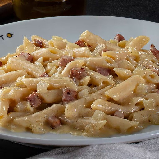 200g massa italiana, molho a base de creme de leite, ovo, queijo parmesão e pimenta preta e 2 pegadas de bacon adicionados na hora.