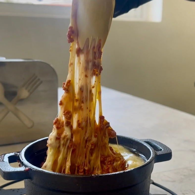 Queso Fundido con Chorizo