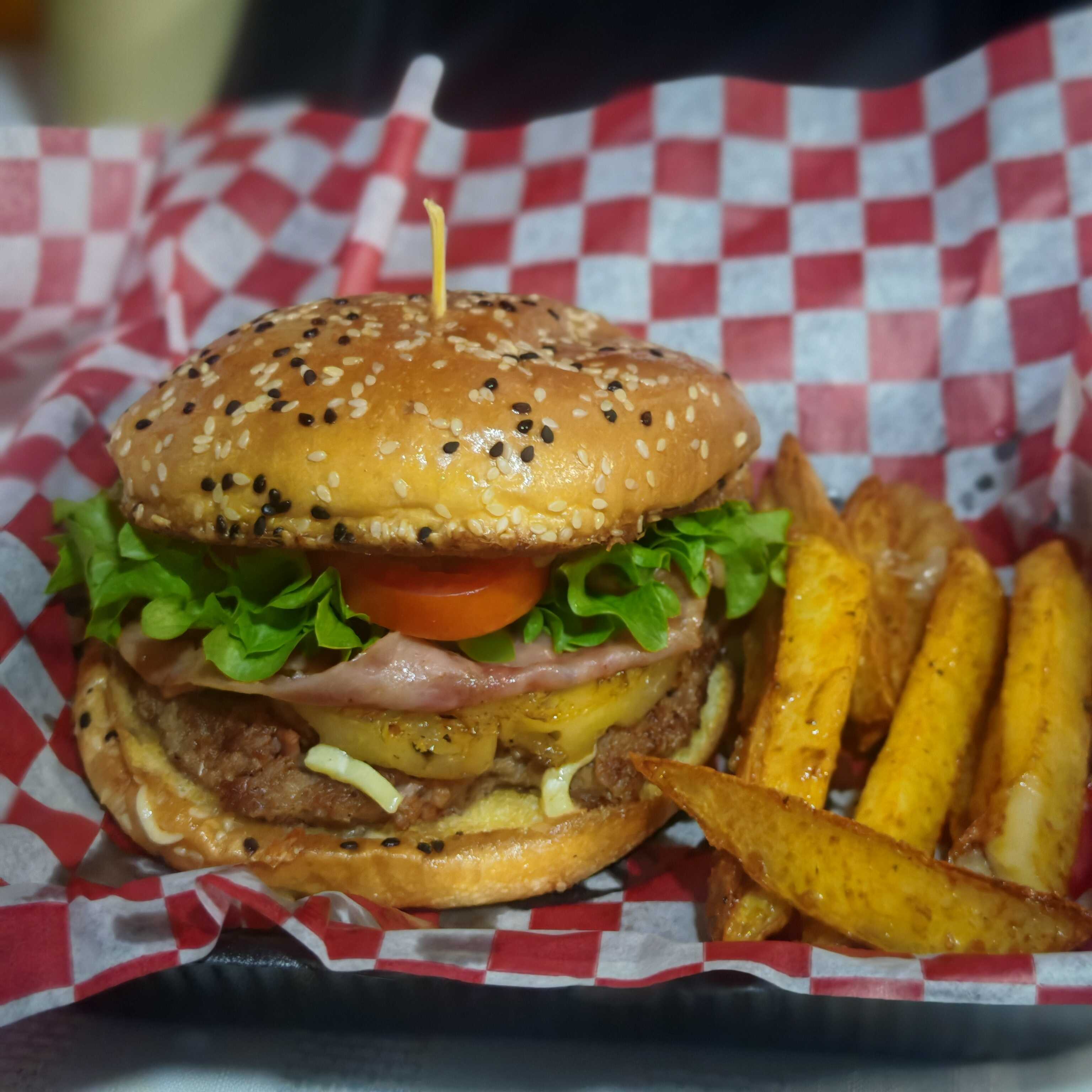 BURGUER HUAWAIANA CON PAPAS