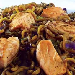 Macarrão nissim, salmão, repolho roxo, repolho verde, cenoura e temperos do chef.