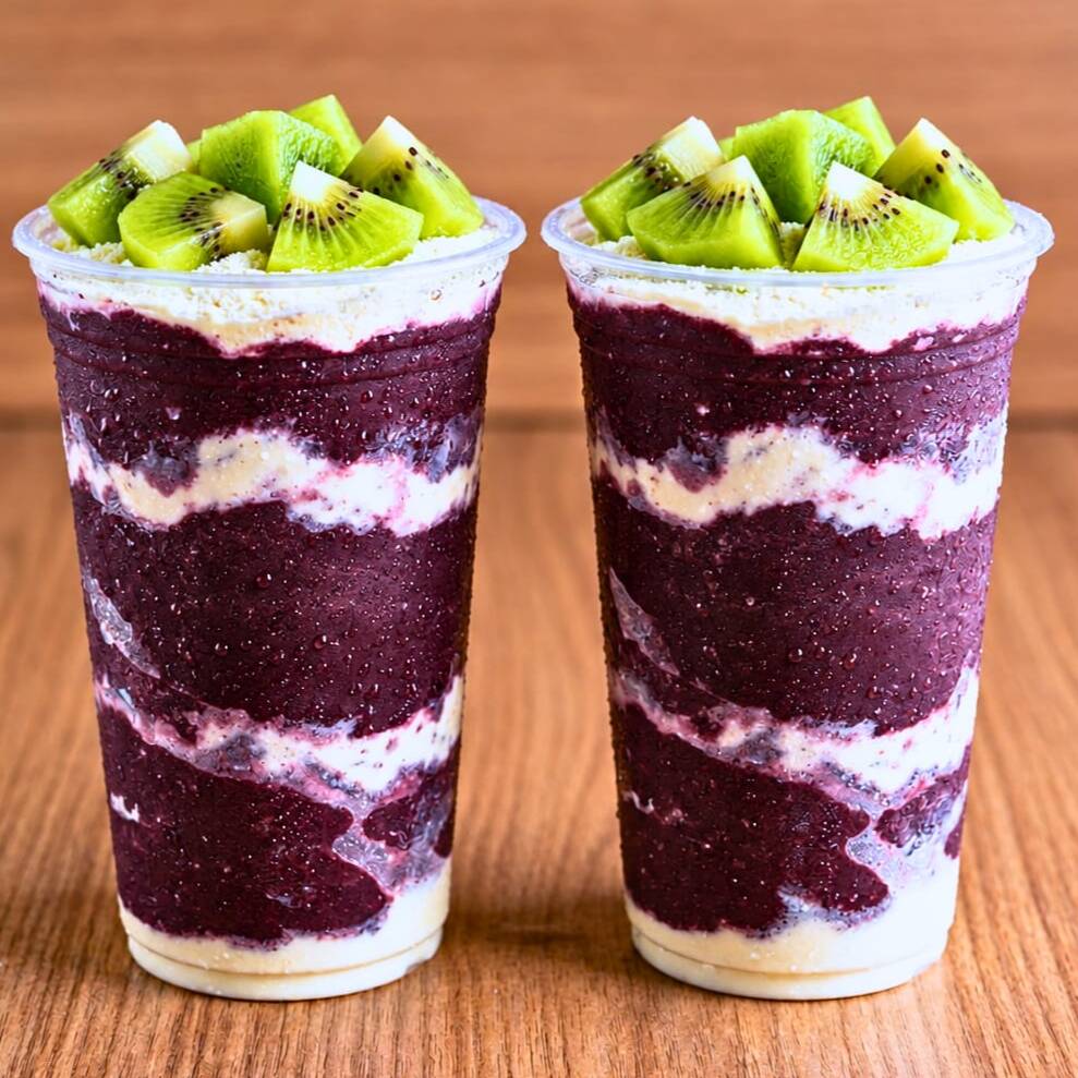 💜 Maravilhoso açaí cremoso, agora em dobro para deixar seu momento ainda mais especial! 😋💜
Você recebe 2 Açaís copão 500ml, cada um com 2 camadas até 3 complementos, 1 opção de calda e 1 opção de fruta.
🔥 Mais açaí, mais sabor e mais economia!
Monte seus dois Açaís Premium e aproveite essa combinação irresistível. 💜
Importante: você monta as opções de um dos açaís, e o segundo será preparado com a mesma combinação.
⚠️ Lembrete sobre os cremes: os cremes são adicionais e pagos à parte. Se você escolher e pagar apenas 1 adicional de creme, o creme será colocado em apenas um dos dois açaís. Para adicionar creme aos dois açaís, é necessário realizar o pagamento do adicional 2 vezes