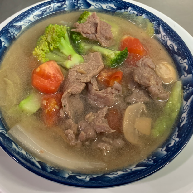 Sopa de Carne de Res con Verduras