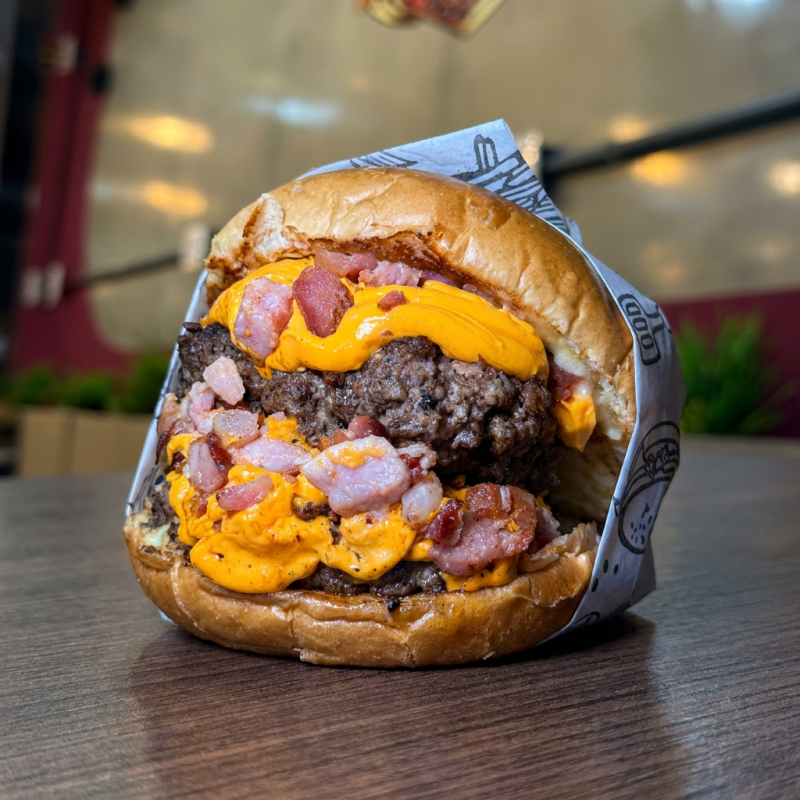 Pão brioche, 2 Blends 150g (cada), cheddar duplo, bacon, cebola caramelizada e maionese artesanal.