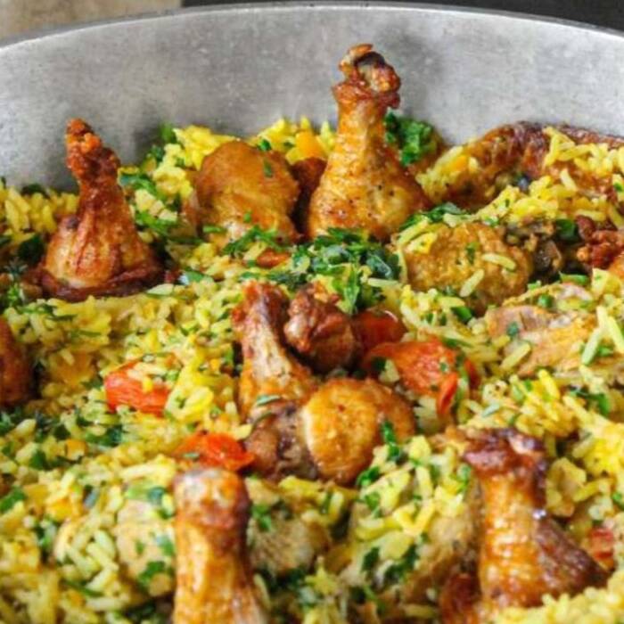 Galinhada arroz soltinho pedaços de frango suculentos acompanha de feijao de caldo caso voce que deixar na observaçao sem a escolha nao ira feijao