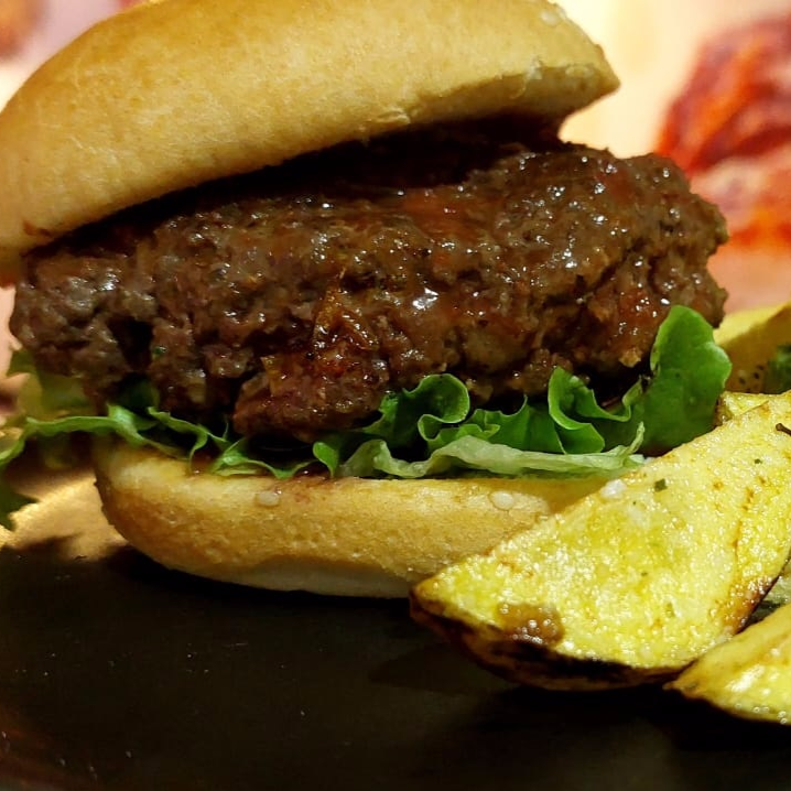 Hamburguesa Casera de Carne con Salsa a la BBQ