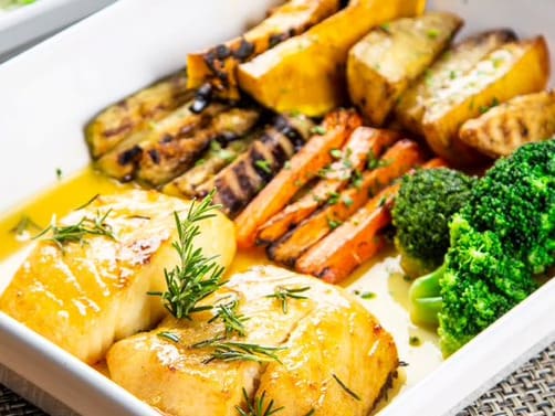 Sirigado ou Lombo de Pirarucu grelhado com molho a base de laranja, limão, manteiga e um toque de alecrim fresco. Acompanha legumes salteados e arroz de brócolis.