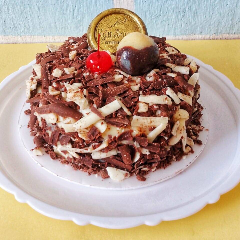 Nosso Mini bolo, uma ótima opção para aquela comemoração especial. Massa de chocolate com um camada de brigadeiro branco e uma camada de brigdeiro tradicional. Decorado com raspas de chocolates. Serve de 2 a 3 fatias. Aprx 500g Atenção: para uma maior segurança no transporte os bolos vão enrolados com acetato para diminuir os riscos de chegarem quebrados. Há risco do bolo deslizar no transporte de moto pelo Ifood, dependendo da distância e do percurso do entregador. Em caso de dúvidas, entrar em contato.