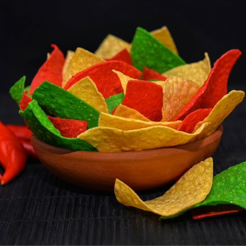 Porção de nachos coloridos de milho. Porção média 85grs.
