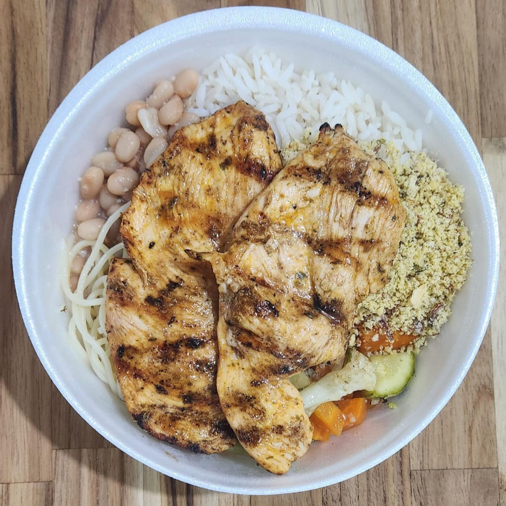 Arroz branco, feijão caseiro, spaghetti alho e óleo, farofa, legumes fresquinhos e um delicioso adicional de carne. Uma combinação ideal para quem quer uma refeição completa e cheia de energia. (*) Não fazemos alterações!