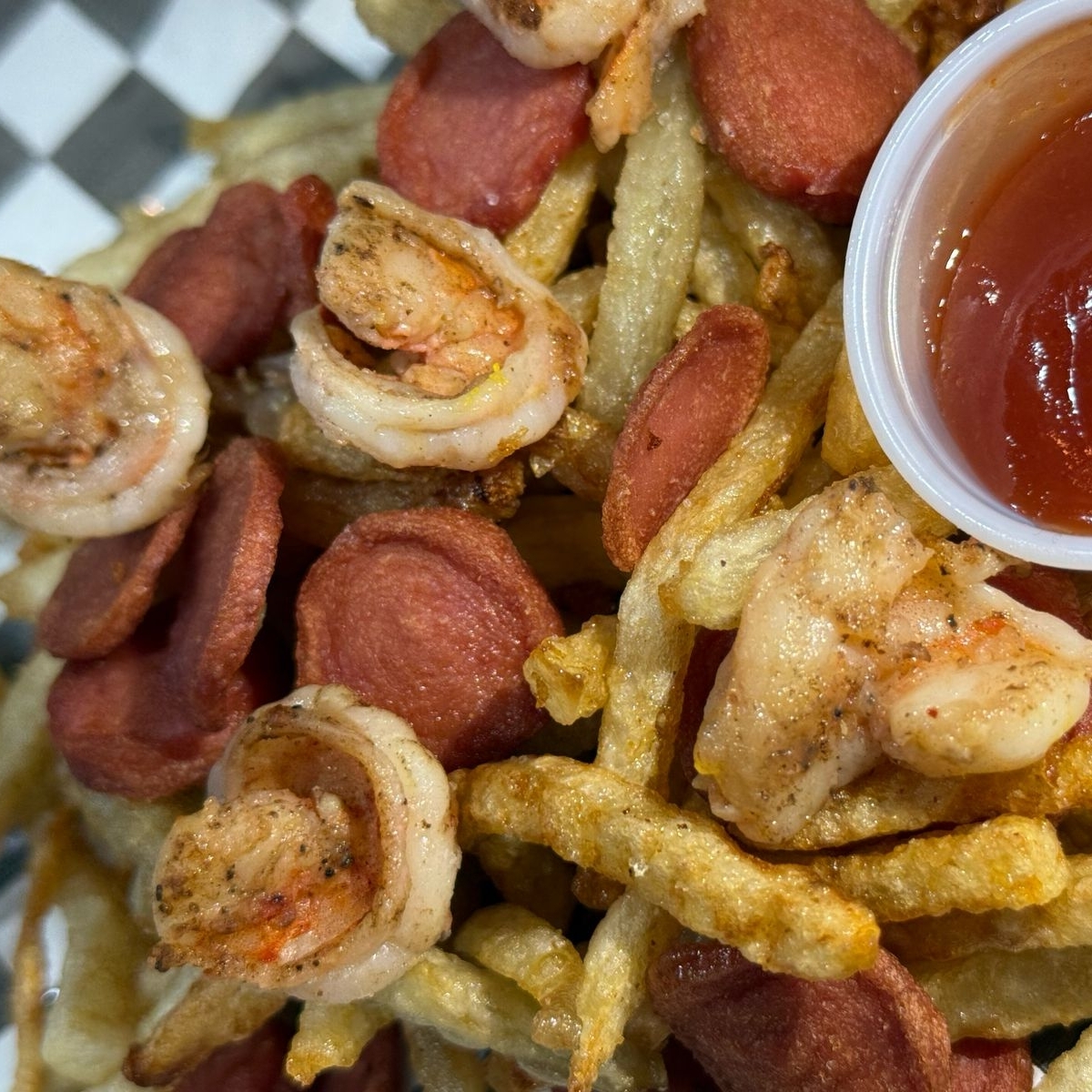 Salchipapas con Camarón
