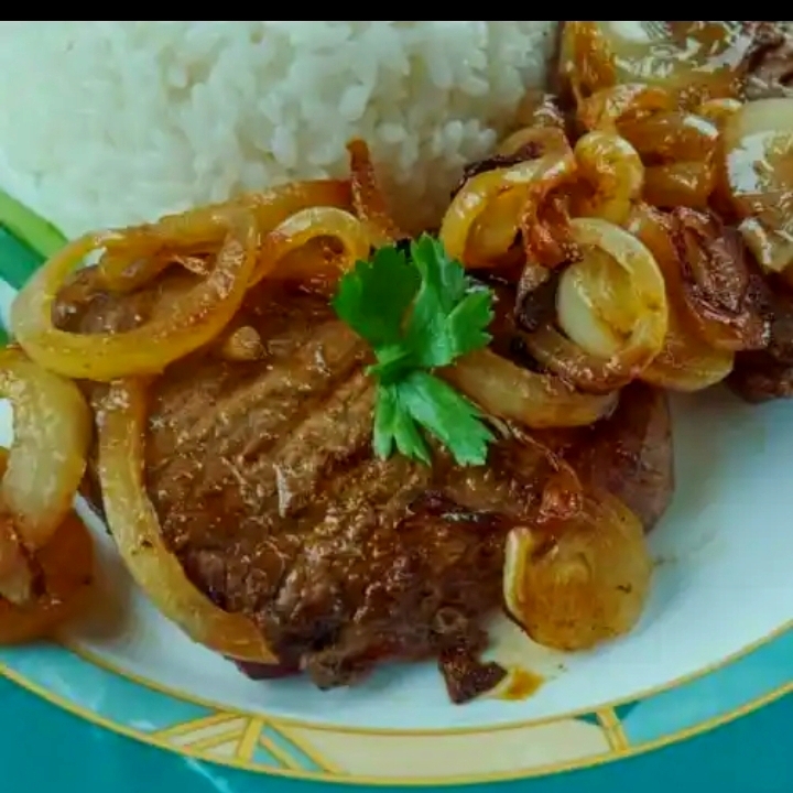 Carne Bistec Encebollado