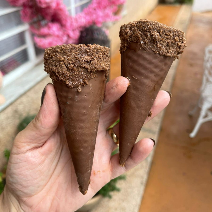 banhado no chocolate ao com uma deliciosa caquinha crocante recheada com um delicioso creme de chocolate