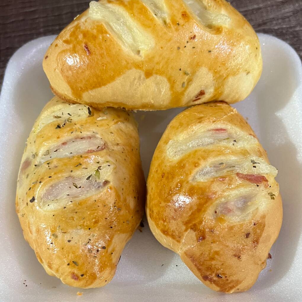 Mini baguete recheada com presunto e queijo, combinando um recheio cremoso e saboroso com a massa fresquinha. Uma escolha simples e deliciosa para o seu lanche!