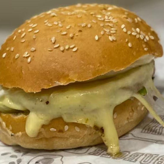 Um dos pratos mais adorados de nossa categoria 'Promoções do Casa', o 'Denver' é uma experiência gastronômica imperdível. Composto por um pão sempre fresco e macio, abriga uma generosa porção de 90g de carne de alta qualidade, cuidadosamente selecionada e preparada. Para complementar, acrescentamos um queijo derretido e cremoso, um verdinho alface crocante, cebola suavemente picada e tomates frescos e suculentos. Para finalizar, oferecemos um molho opcional, mas altamente recomendado, para dar aquele toque final de sabor inigualável. Experimente e apaixone-se!