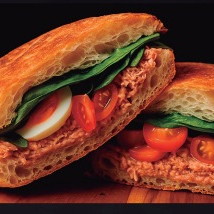 Pão Ciabatta, presunto de parma nobre, queijo grana padana legítimo, tomate cereja, rúcula regado no azeite. Itália na sua mão. E a culpa... Você lida depois.