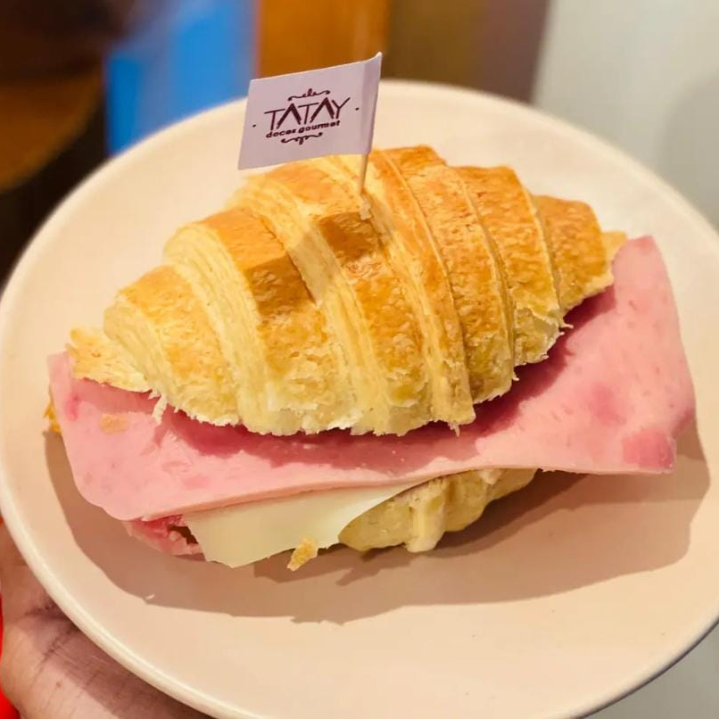 Croissant recheado com queijo mussarela, presunto e creme de queijo.