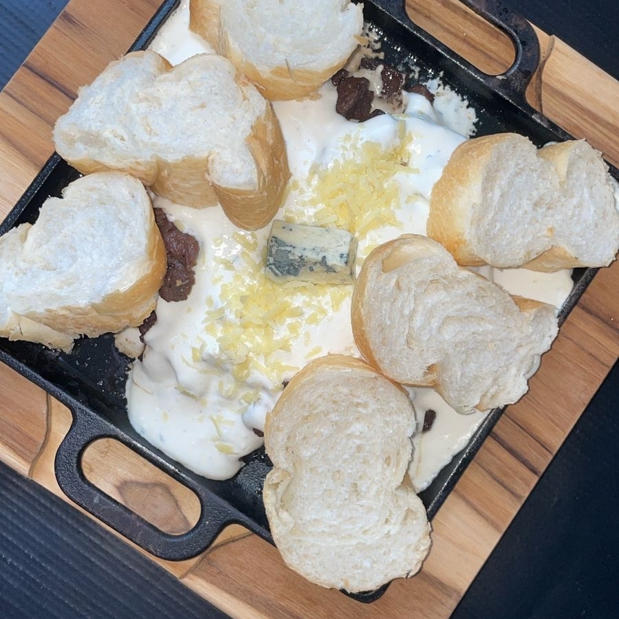 Acompanha pão, molho de gorgozola, 400g de mignon