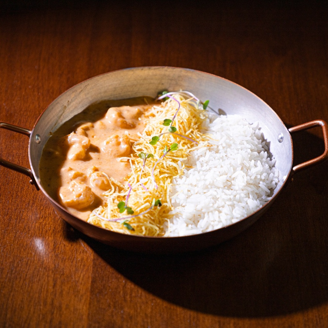 Strogonoff de camarão, acompanha arroz branco e batata palha.