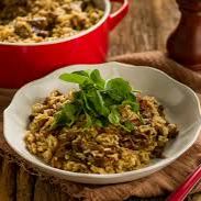 Arroz com Rabada Desfiada e Agrião Rabada desfiada, refogada com tempero caseiro e finalizada com agrião fresco, servida sobre arroz soltinho. Um prato completo, saboroso e bem servido — ideal para até duas pessoas. Uma explosão de sabor em cada garfada! Porção com aproximadamente 600g.