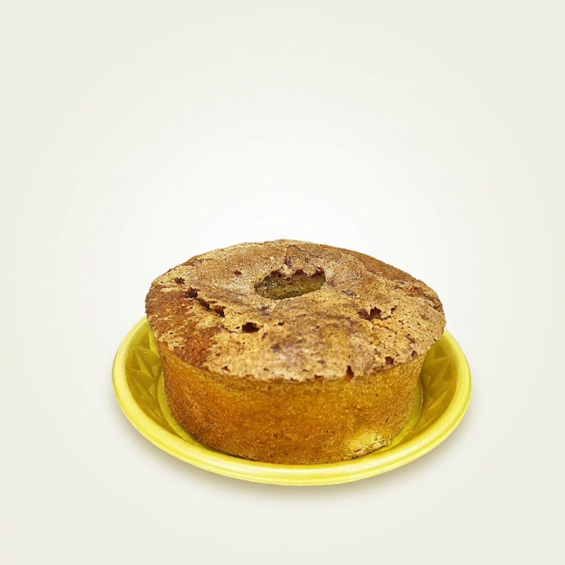 Encante-se com nosso bolo caseiro de maçã com canela, repleto de pedaços suculentos de maçã e coberto por uma camada crocante de açúcar e canela. Super fofinho e úmido, é a combinação perfeita que vai conquistar seu paladar e deixar você querendo mais! Serve 3 pessoas (350g)