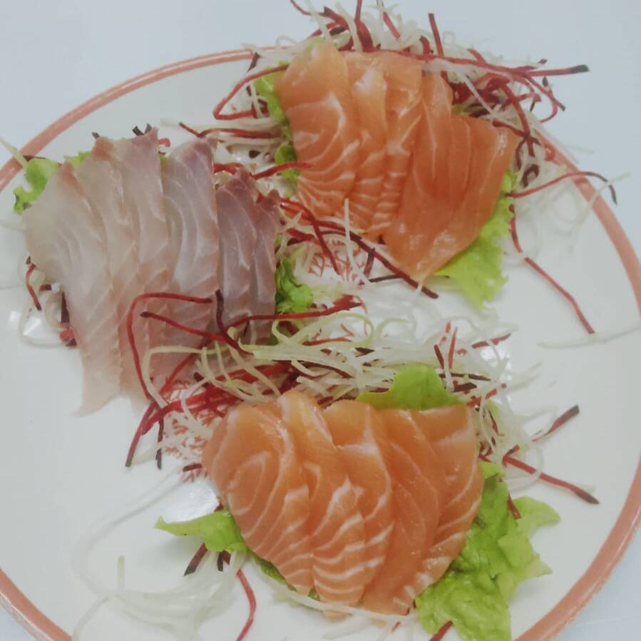 10 sashimis de salmão, 7 sashimis de tilápia.