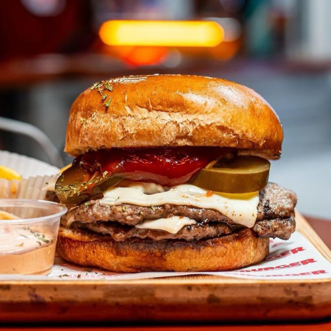 Cheese Burger + Papas Fritas