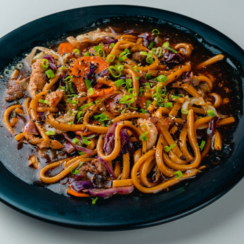 Macarrão oriental com, carne, frango e legumes, refogados em alta temperatura no molho yakissoba da casa. ( repolho roxo, repolho branco, brócolis, cenoura.) ACOMPANHA DOIS SACHÊS DE AGRIDOCE. ADICIONAIS A PARTE Serve 1 pessoa